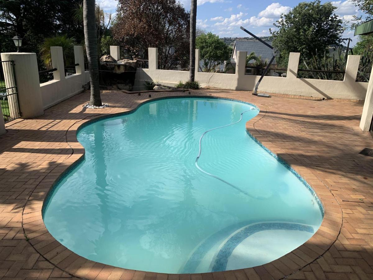 Safari Deluxe Rooms - Elegant Rooms With Access To Beautiful Garden & Pool Roodepoort Exterior photo